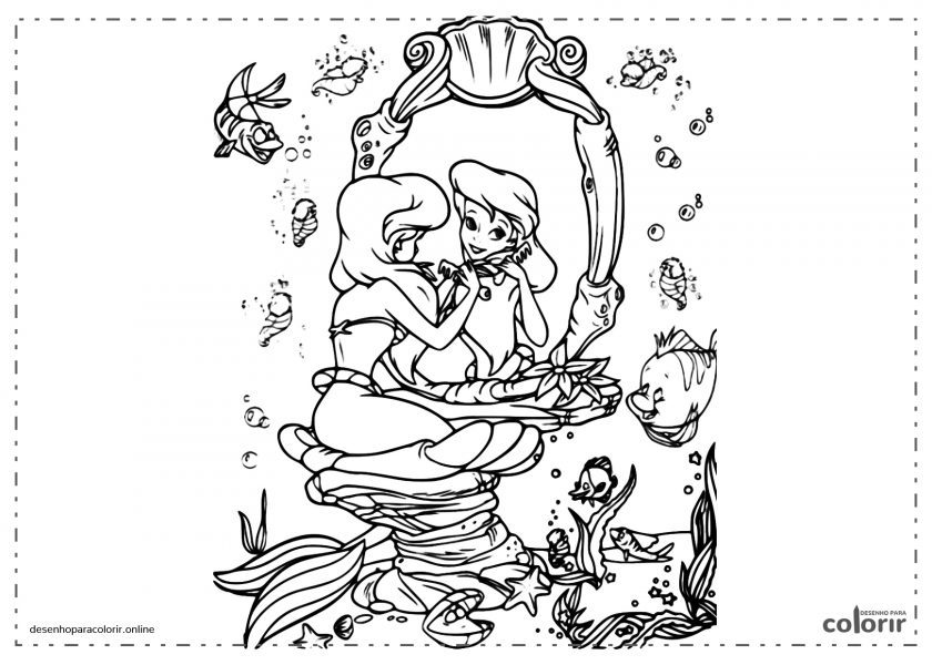 A princesa Ariel olhando ao espelho e a pequenha sereia de disney